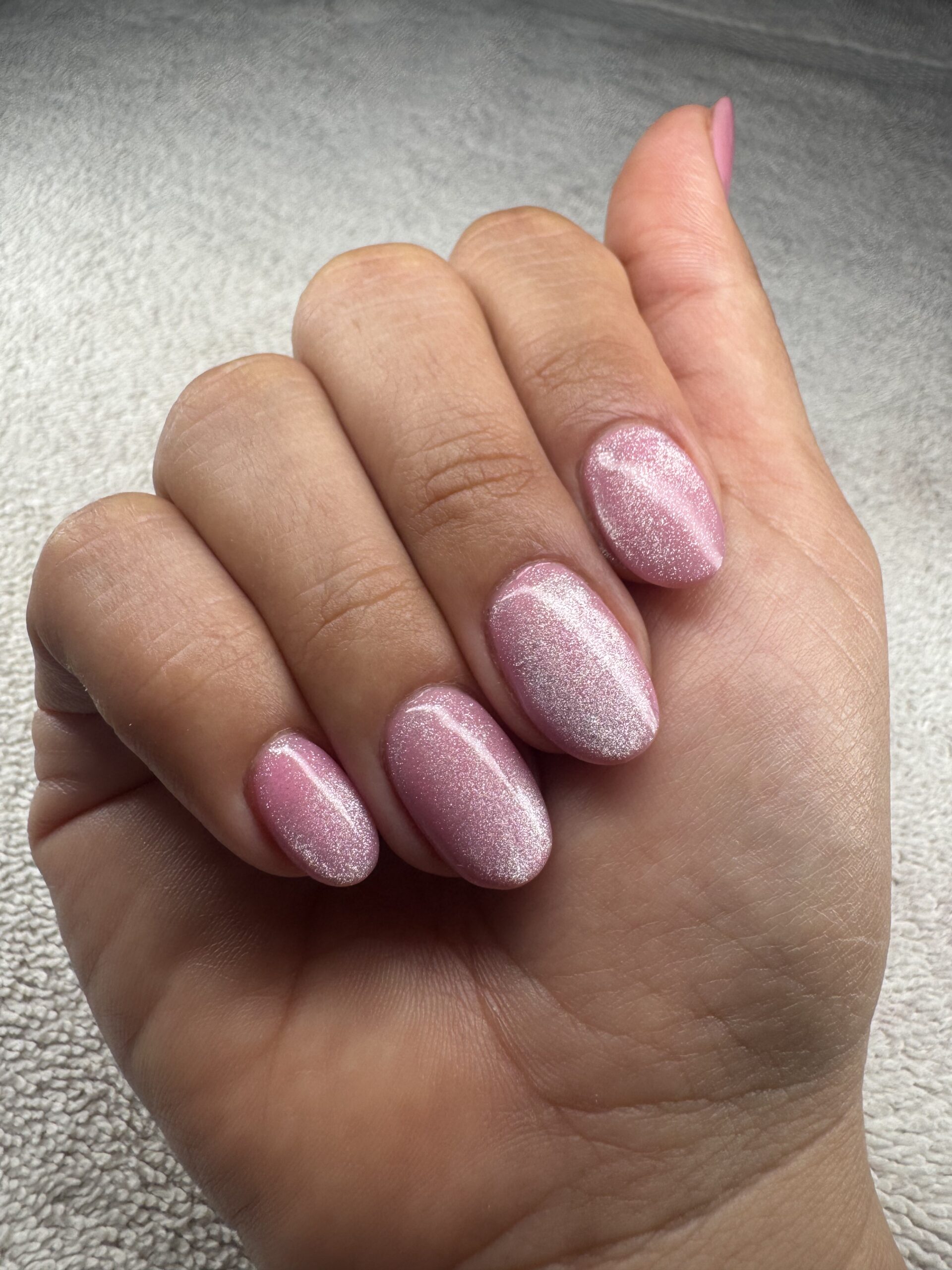 Uñás naturales con baño de acrílico reforzado en tono rosa con acabado brillante
