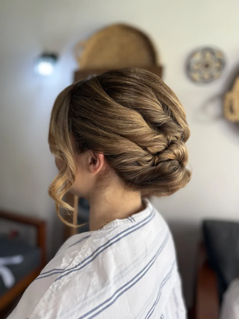 peinado recogido elegante con ondas suaves para evento social en salón de belleza