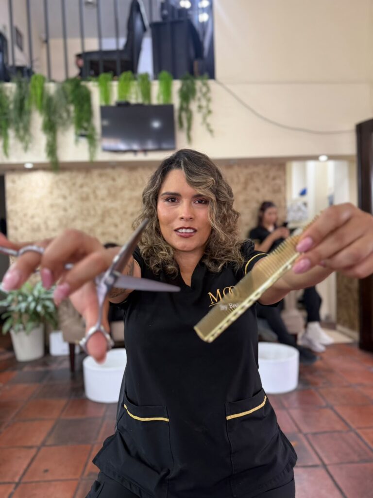 Laura Carrera, especialista en color y corte en Moon by Realce